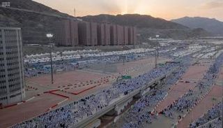 حجاج بيت الله الحرام يرمون جمرة العقبة 