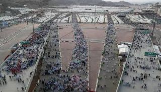 حجاج بيت الله الحرام يواصلون رمي الجمرات بمشعر منى 