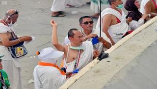 حجاج بيت الله الحرام يرمون الجمرات بمشعر منى