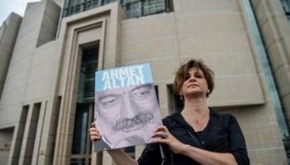 ناشطة ترفع صورة أحمد ألتان للمطالبة بالإفراج عنه