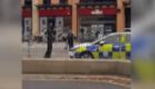 شرطي يحرر مخالفة لزملائه في مهمة رسمية