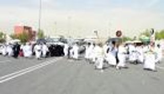 حجاج الإمارات يرمون الجمرات الثلاث في أول أيام التشريق