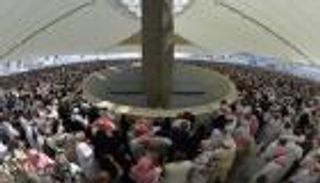 حجاج بيت الله الحرام يواصلون رمي الجمرات في ثاني أيام التشريق