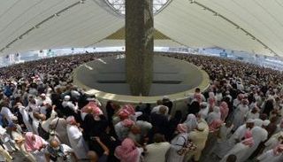 حجاج بيت الله الحرام يواصلون رمي الجمرات في ثاني أيام التشريق