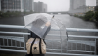 السلطات اليابانية تحذر من إعصار قوي يتجه غرب البلاد