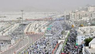 ضيوف الرحمن يؤدون مناسك الحج