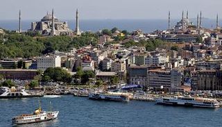 هبوط الليرة يجمد صناعة العقارات في تركيا