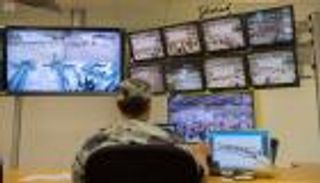 غرفة المراقبة بمنشأة الجمرات تنقل صورا حية لحركة الحجاج عبر 66 شاشة