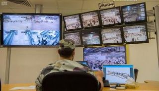 غرفة المراقبة بمنشأة الجمرات تنقل صوراً حية لحركة الحجاج عبر 66 شاشة