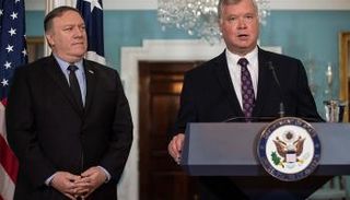 وزير الخارجية الأمريكي مايك بومبيو بجانب المبعوث ستيفن بيجن 