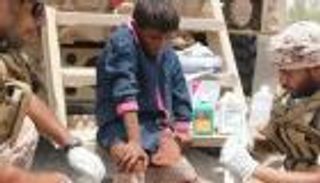 بالصور.. جنود الإمارات يسعفون أطفال الدريهمي بعد استهدافهم بمقذوفات