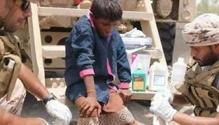 جنود الإمارات يوفرون الدعم والأمان لأطفال اليمن