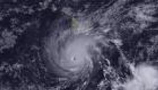 الإعصار "لين" في هاواي يتراجع إلى عاصفة من الفئة الثالثة