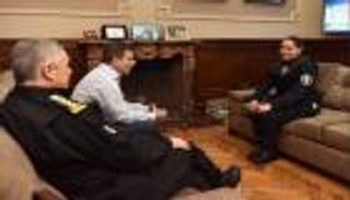 الأرجنتين تكرم شرطية أرضعت طفلا مهملا في مشفى