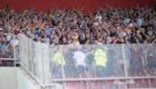 مشجع لبيرنلي يتعرض للطعن على هامش مواجهة أولمبياكوس