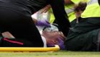 بالصور.. إصابة مروعة لمدافع إيفرتون خلال مواجهة بورنموث