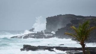 أمطار وعواصف تجتاح هاواي مع اقتراب الإعصار لين