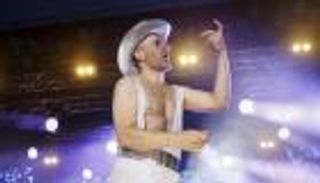 يابانية تفوز بلقب بطل العالم في التظاهر بالعزف على الجيتار