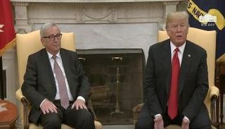 ترامب ويونكر أثناء مباحثات بشأن التجارة الشهر الماضي