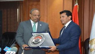 أشرف صبحي مع السفير جمعة مبارك الجنيبي