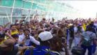 عضو شرف النصر يشتري تذاكر مواجهة أحد ويهديها للجماهير