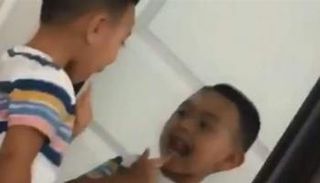 ردة فعل غريبة لانعكاس طفل على المرآة 