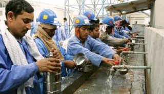 عمال ملاعب كأس العالم في قطر يعيشون حياة غير آدمية