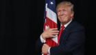 ترامب يخطئ في رسم العلم الأمريكي أمام أطفال