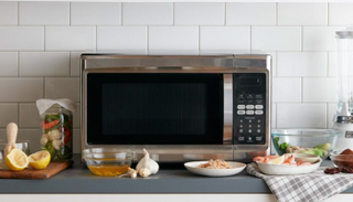 5 استخدامات غير متوقعة للميكروويف.. منها غسل الجوارب