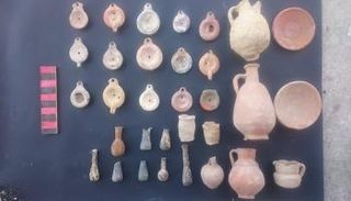 عدد من القطع الأثرية المكتشفة