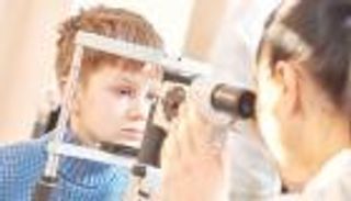 فحص عيون الأطفال في عمر متأخر يعقد العلاج