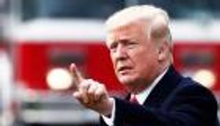 ترامب يرضخ للضغوط ويأمر بتنكيس العلم "احتراما" لماكين