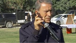 وزير الدفاع التركي يجري مكالمة مع أردوغان عبر هاتف 