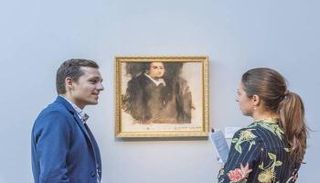 إدموند دو بيلامي من مجموعة ”أوفياس“ الفنية مصمم الخوارزمية أمام لوحته