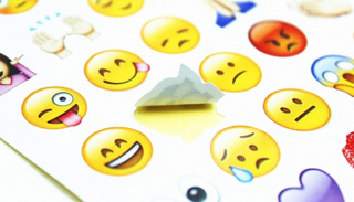 يوجد 100 شكل مختلف من الملصقات يمكنك الاختيار بينها