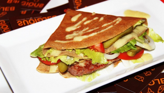 طريقة عمل الكريب الحادق بالجبنة