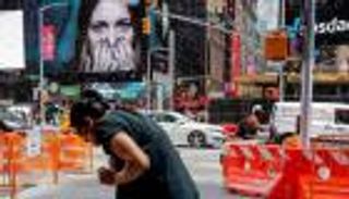 سرب من النحل يحاصر تايمز سكوير في نيويورك