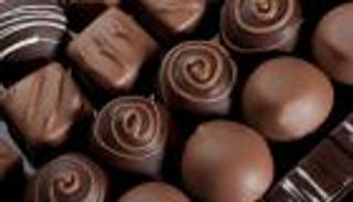 تناول 3 قطع شوكولاتة شهريا يخفض خطر الإصابة بالأزمات القلبية