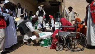 فريق مركز الملك سلمان للإغاثة يسلم مساعدات للسودان