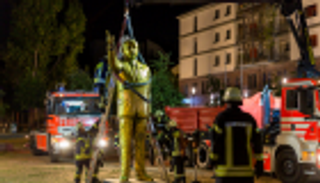 بالفيديو.. مدينة ألمانية تتخلص من تمثال لأردوغان وصفه محتجون بـ"هتلر تركيا"