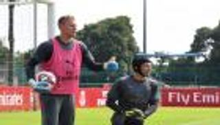 حارس أرسنال يعلق على قرار إيمري بشأن تشيك