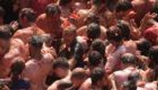 بالصور.. "حرب الطماطم" تجذب الآلاف في شوارع إسبانيا