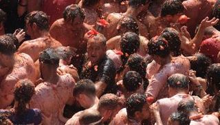 مهرجان حرب الطماطم في إسبانيا