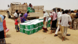 "سلمان للإغاثة" يوزع 25 طنا من السلال الغذائية بمحافظة حجة اليمنية