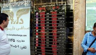 تراجع قيمة العملة الإيرانية أمام الدولار 