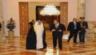 ملك البحرين في مقدمة مستقبلي الرئيس المصري بالمنامة