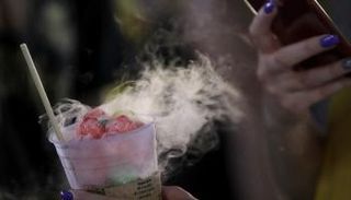 آيس كريم "أنفاس التنين" يسبب أضرارا بدنية