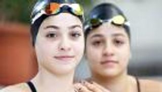 اليونان تعتقل سباحة سورية أنقذت لاجئين