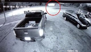 كاميرا مراقبة رصدت السيارة تحلق في الهواء