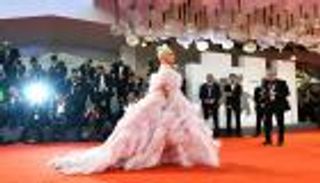 بالصور.. نجمات تألقن بالوردي خلال مهرجان البندقية السينمائي